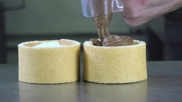 Preparation of a lemon- chocolate chalotte