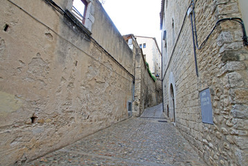 Fototapeta na wymiar GIRONA, SPAIN - AUGUST 30, 2012: Jewish quarter in Girona. Catalonia. Spain