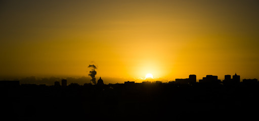 panorama levé de soleil sur ville paris avec immeuble, fumée, ombre et contraste