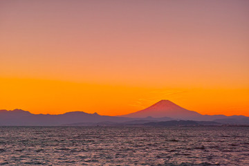 江の島大橋から見た夕焼けの相模湾と富士山

