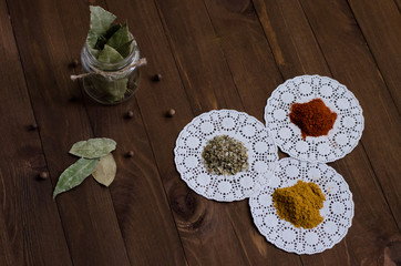 Лавровый лист в баночке и специи