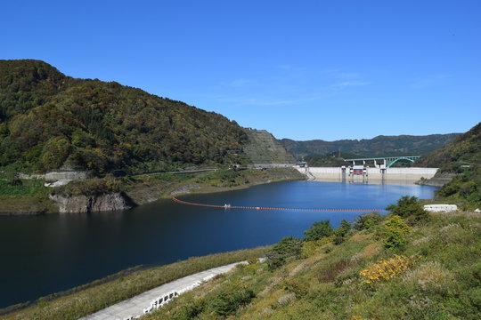 ダム湖百選・寒河江ダムと月山湖／山形県西川町にある、県内最大のダムを撮影した写真です。ダムによって形成された人造湖は、月山より名を取って月山湖（がっさんこ）と命名され、財団法人ダム水源地環境整備センターが選定する、ダム湖百選に選ばれています。