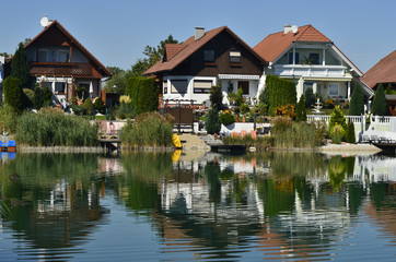 Fototapeta premium Austria, settlement on lake