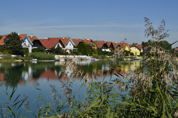 Fototapeta na wymiar Austria, settlement on lake