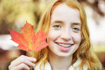 Mädchen mit Blatt im herbst