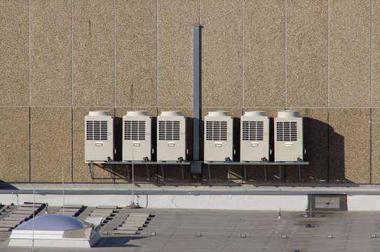 Klimaanlagen auf einem Flachdach