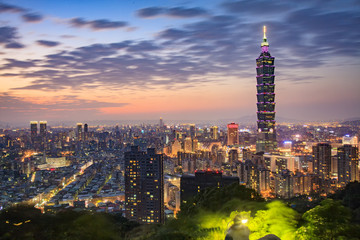 Fototapeta premium Taipei, Taiwan city skyline at twilight.