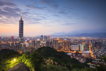Naklejka premium Taipei, Tajwan panoramę miasta o zmierzchu.