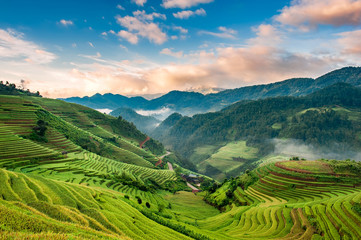 Zonsopgang boven terrasvormig rijstveld in het district Mu Cang Chai in de provincie Yen Bai, hoogland