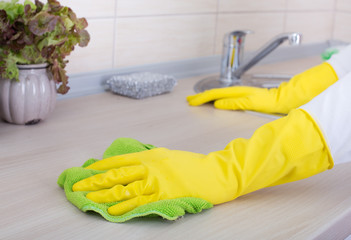 Cleaning kitchen countertop