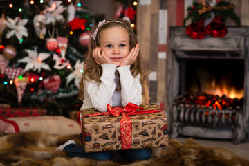 Fototapeta na wymiar Happy girl with gift. Christmas.