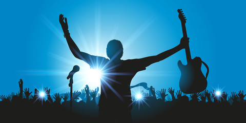 Concept du concert de musique rock avec un chanteur qui salue son public en brandissant sa guitare et la foule qui l’applaudit à la fin du spectacle. - obrazy, fototapety, plakaty