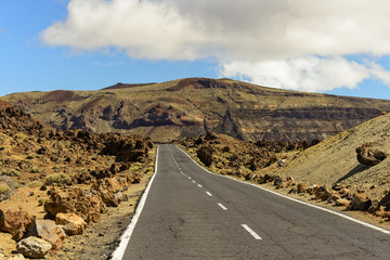 Endlose Straße in Lavawildnis