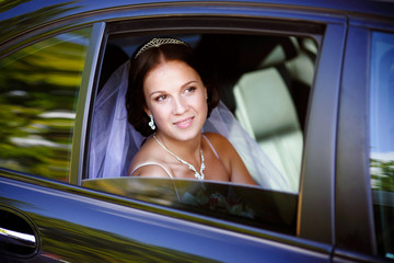 Obraz na płótnie Canvas Bride in a car