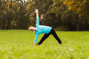 Yoga-Trikonasana right/Right triangle pose 