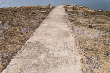Fototapeta na wymiar Ein Weg zum Wasser am Xwejni Bay auf Gozo - Malta
