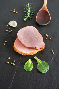 Kassler Koteletts mit Gew&uuml;rzen und Kr&auml;utern