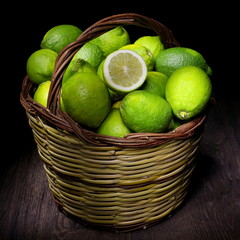 cesto di limoni verdi