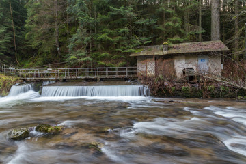 barrage sur la rivière