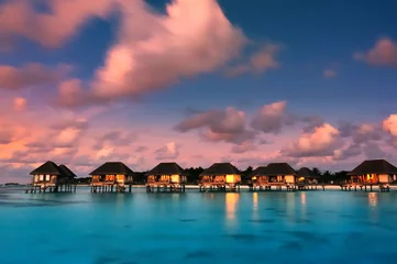 Foto op Plexiglas Waterbungalows met prachtige schemerlucht en zee op de Malediven. Lange blootstelling. © Salawin Chanthapan