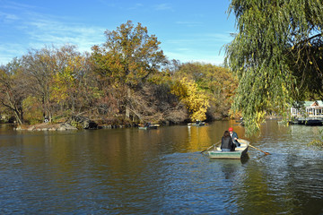 Fototapeta na wymiar Beautiful Central Park with a couple in a row boat