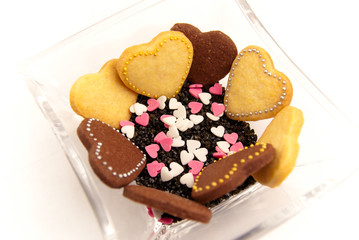 Zuckerperlenherzen mit Zuckerherzchen