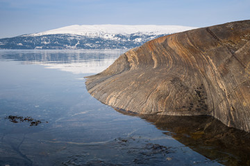 Fjordlandschaft in Norwegen im Winter