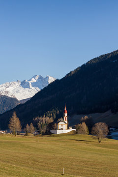 Berge in Tirol - kirche und Olperer