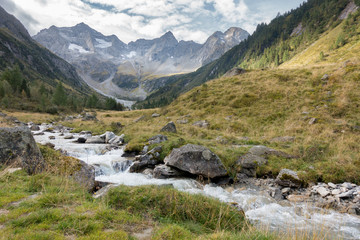 Fototapeta na wymiar herbstliche Naturlandschaft in Österreich