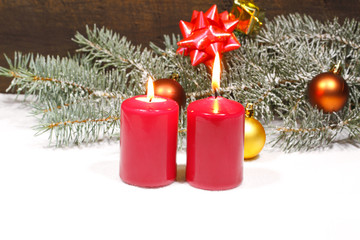 Adventskerzen, Schnee, Weinachtsdekoration, Tannengrün