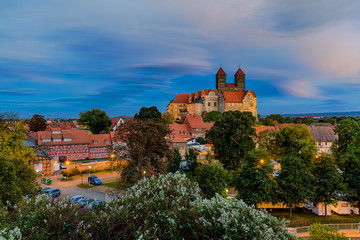 Obraz premium Blick auf das Schloss von Quedlinburg bei nacht