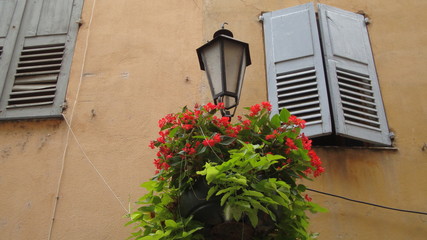 okiennice i lampy w Grasse