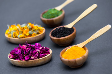 Kräuter und Gewürze