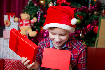Obraz na płótnie Canvas Ein Kind packt die Weihnachtsgeschenke aus