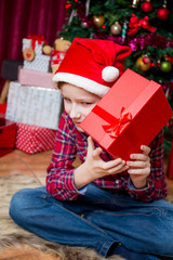 Fototapeta na wymiar Ein Kind packt die Weihnachtsgeschenke aus