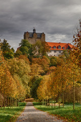 Naklejka premium Schlosspark Ballenstedt mit Blick auf das Schloss im Herbst
