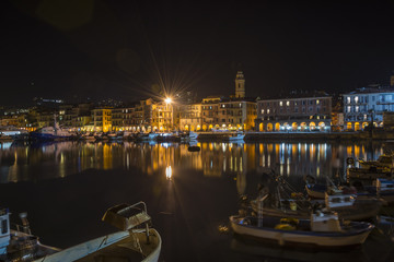 Fototapeta premium Il porto di Oneglia di notte