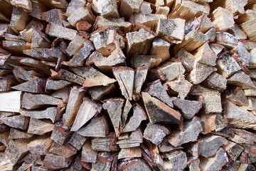 Brennholzstapel gelagert zum trocknen
