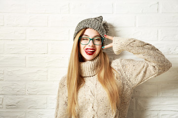 Zabawna dziewczyna Hipster w zimowe ubrania wariuje - 97520991