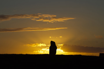 Fototapeta premium Menhir im Sonnenuntergang