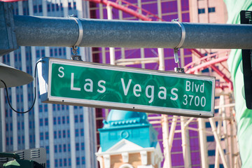 Obraz premium Las Vegas street sign on summer day