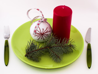 Тарелка, вилка, нож на белом фоне