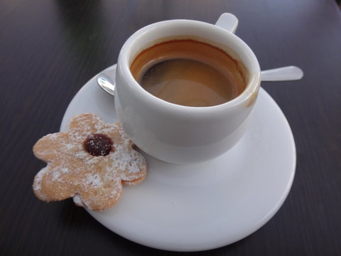 Кофе с печеньем в белой чашке
