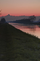 rosso tramonto sul canale Cavour con sullo sfondo il Monviso