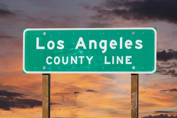 Muurstickers Los Angeles County bord met avondrood © trekandphoto