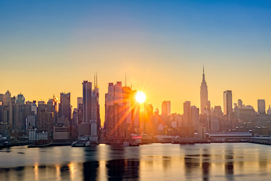 Fototapeta Midtown Manhattan skyline at sunrise, as viewed from Weehawken, along the 42nd street canyon