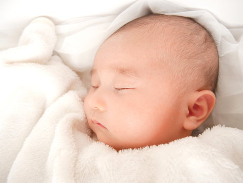 赤ちゃん乳児　寝顔
