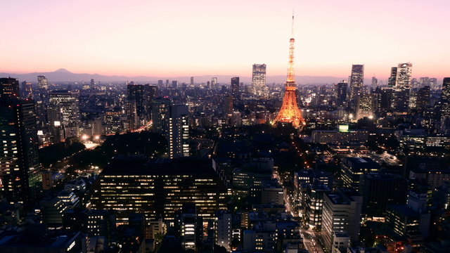 日没迫る富士山と東京タワーのイメージ