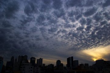 新宿の空　曇天