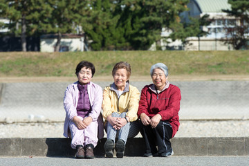 Fototapeta premium 笑顔で座っているシニア女性3人組